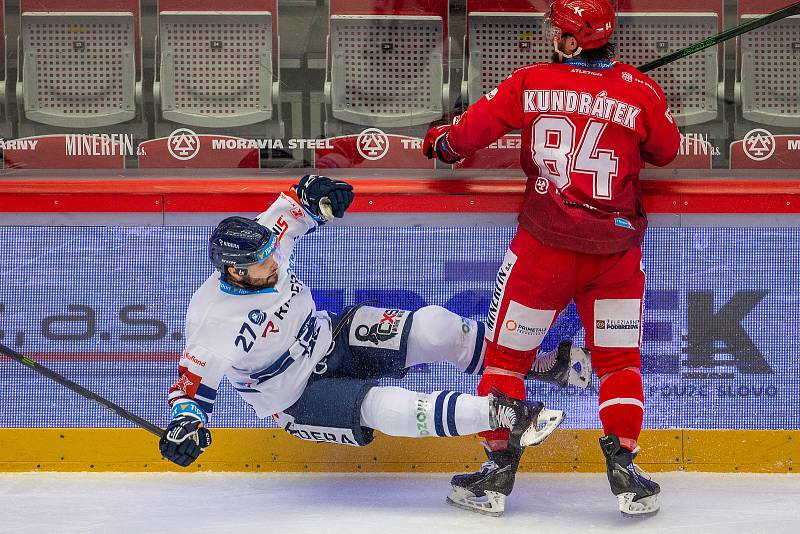 Utkání 53. kola hokejové extraligy: HC Oceláři Třinec - HC Vítkovice Ridera, 8. prosince 2021 v Třinci. Zleva