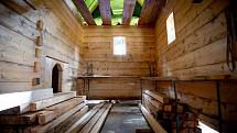 Tesaři pracují v Hošťálkové na Vsetínsku na dřevěné konstrukci kostela, který vyhořel v Třinci-Gutech.