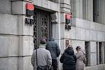 Lidé čekají až se otevře Komerční Banka, 9. března 2022 v Ostravě. Dnešním dnem začala KB (Komerční banka) vyplácet náhrady vkladů klientů Sberbank CZ.