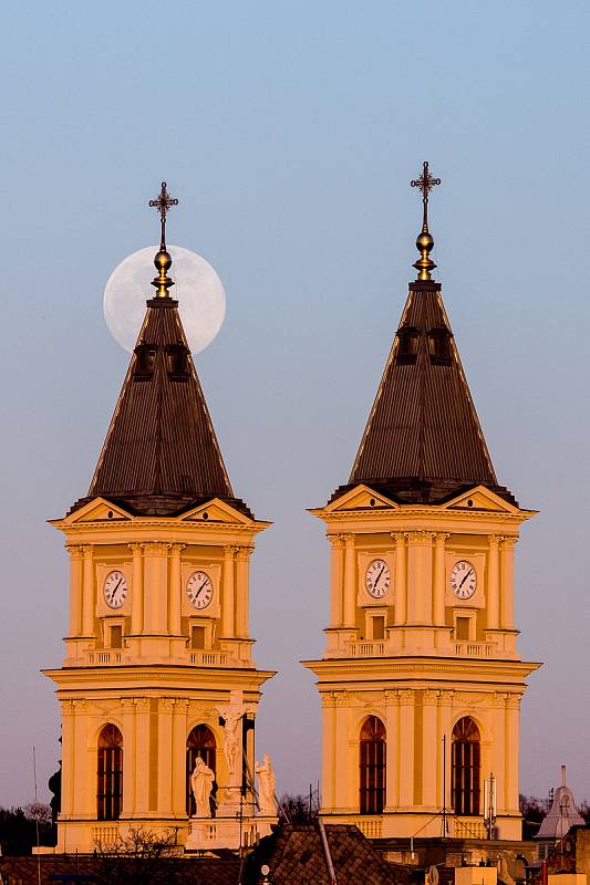 Měsíc v tzv. superúplňku 7. dubna 2020 v Ostravě.