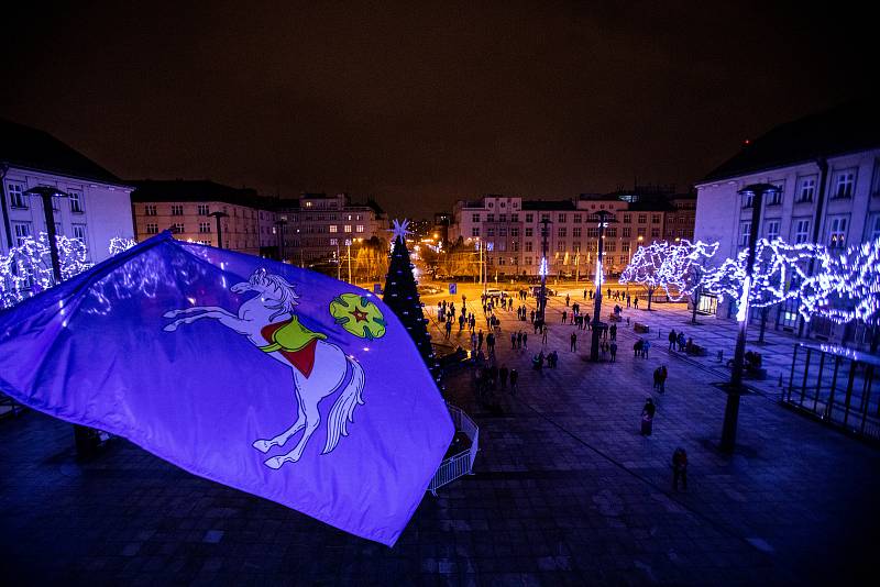 Na Prokešově náměstí se rozsvítil vánoční strom a z radnice zazpíval Martin Chodúr.