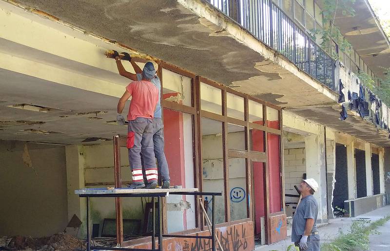 Situace v chátrajícím komplexu Marica v Ostravě-Porubě, 19. 7. 2022.