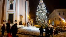 Vánoční strom na náměstí u kostela sv. Jana Pavla Nepomuckého ve Štramberku.