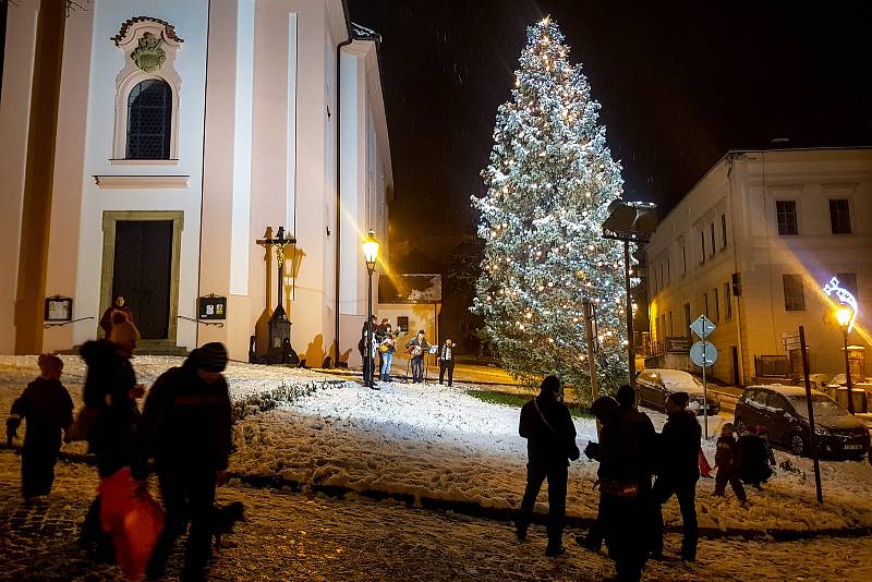 Vánoční strom na náměstí u kostela sv. Jana Pavla Nepomuckého ve Štramberku.