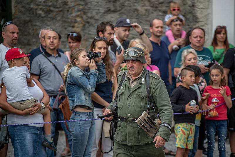 Klub vojenské historie Fenix při ukázce, kdy německý Wermacht obsadil zámek, 29. srpna 2020 v Bílovci.