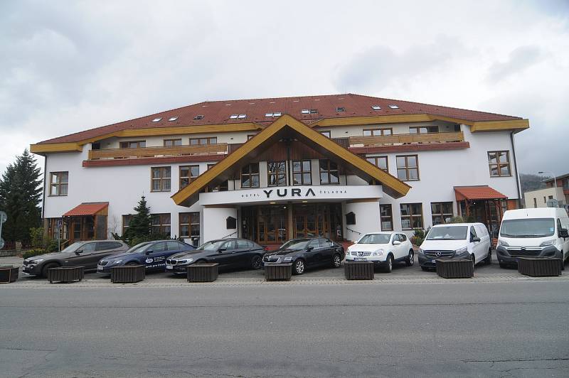 Hotel YURA (dříve Prosper) v centru Čeladné.