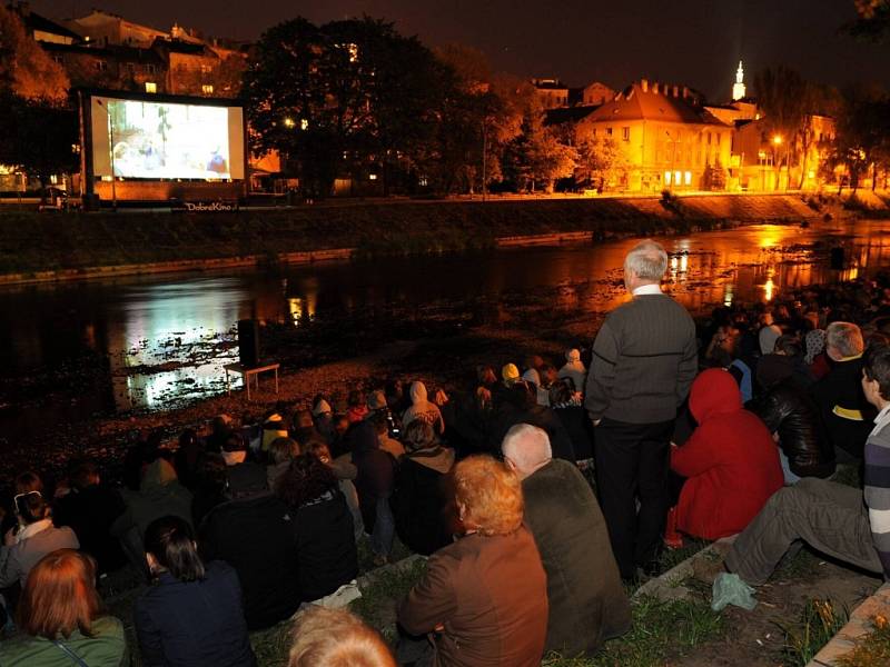 Kino na Hranici: promítání na Olze