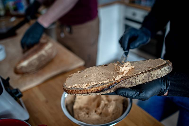 Chleba shůry - lidé si mohou dát čerstvý chleba s pomazánkou, květen 2020 v Ostravě.