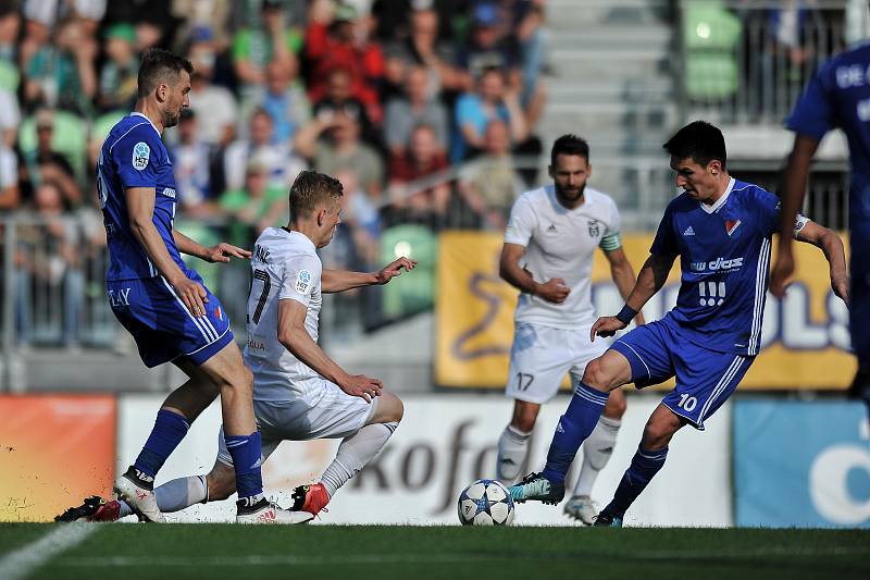 Utkání 29. kola první fotbalové ligy: MFK Karviná - Baník Ostrava, 19. května 2018 v Karviné. (vpravo) Hrubý Robert proti Panák Filip.