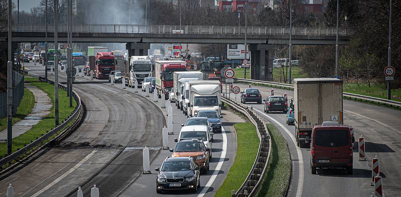 Oprava vozovky na ulici Místecká (silnice I/56), 23. dubna 2021 v Ostravě.