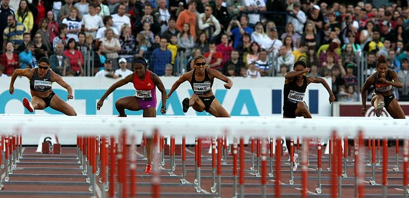 Zlatá tretra, 100 metrů překážky žen, druhá zleva Tiffany Porter, třetí zleva Lolo Jones.