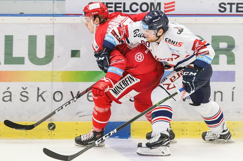 Čtvrtfinále play off hokejové extraligy - 3. zápas: HC Vítkovice Ridera - HC Oceláři Třinec, 24. března 2019 v Ostravě. Na snímku (zleva) Michal Kovařčík, Jakub Lev.