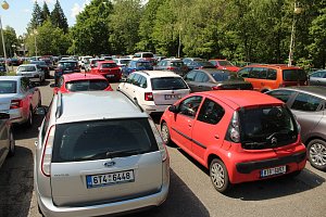 Poplatky za parkovací místa jsou v Ostravě-Porubě třaskavé téma. Ilustrační foto.