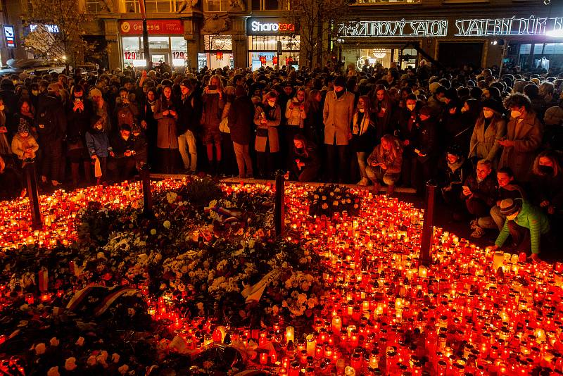 Lidé přicházeli 17. listopadu 2021 zapálit svíčky a položit květiny k památníku 17. listopadu 1989 na Národní třídě v Praze.