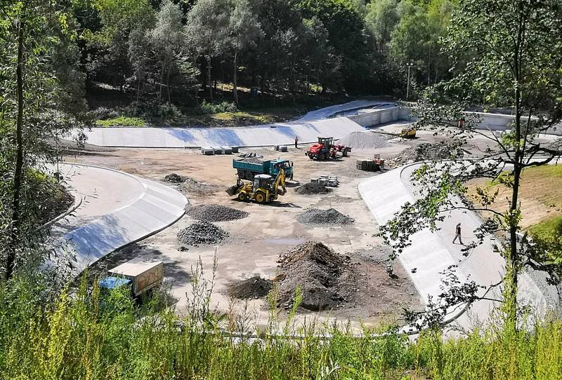 V místě se nyní pracuje na dokončení půlkilometrové in-line dráhy, další plány odkrývají přiložené vizualizace. Park bude výrazně upraven, vznikne i jakási prohlídková trasa po dřevěné lávce.