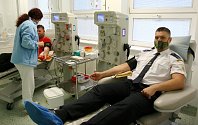 Krev darovali společně dobrovolné hasičky i hasiči z celé Ostravy.