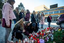 Pietní místo. Za oběti střelby ve fakultní nemocnici v Ostravě 10. prosince 2019 začali lidé před hlavním vchodem ještě ten den zapalovat svíčky.