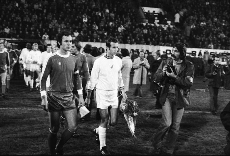 FRANZ BECKENBAUER opouštěl trávník ostravských Bazalů hodně smutný. Bayern ani v pohárových zápasech nebyl zvyklý prohrávat. Foto: Zdeněk Bernadt