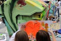 Učitelé a studenti oboru malba Střední umělecké školy v Ostravě se včera zapojili na Masarykově náměstí v Ostravě do projektu Kreativní kontejnery. Jeho cílem je upozornit veřejnost na důležitost třídění odpadů.