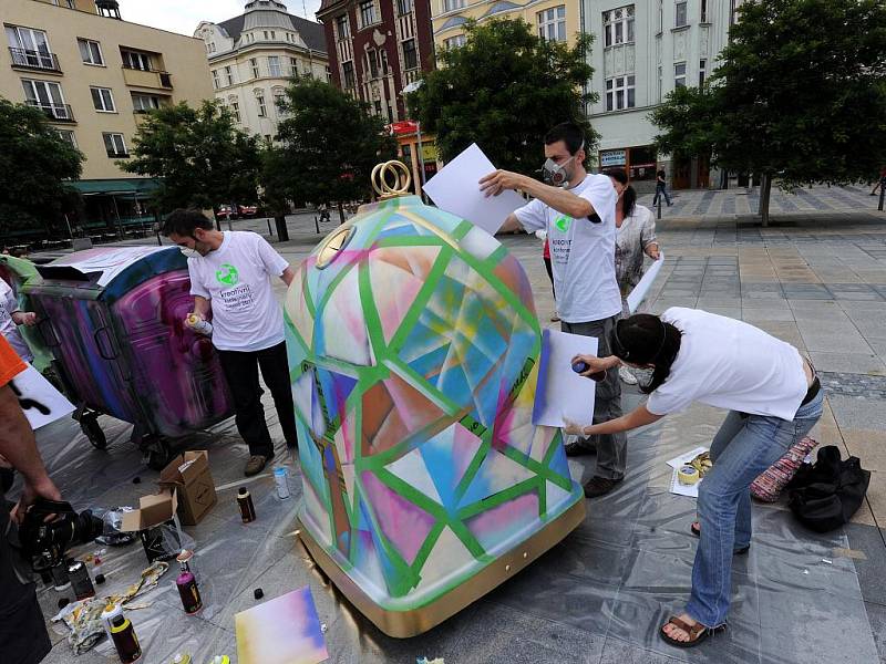 Učitelé a studenti oboru malba Střední umělecké školy v Ostravě se včera zapojili na Masarykově náměstí v Ostravě do projektu Kreativní kontejnery. Jeho cílem je upozornit veřejnost na důležitost třídění odpadů.