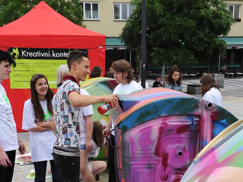 Učitelé a studenti oboru malba Střední umělecké školy v Ostravě se včera zapojili na Masarykově náměstí v Ostravě do projektu Kreativní kontejnery. Jeho cílem je upozornit veřejnost na důležitost třídění odpadů.