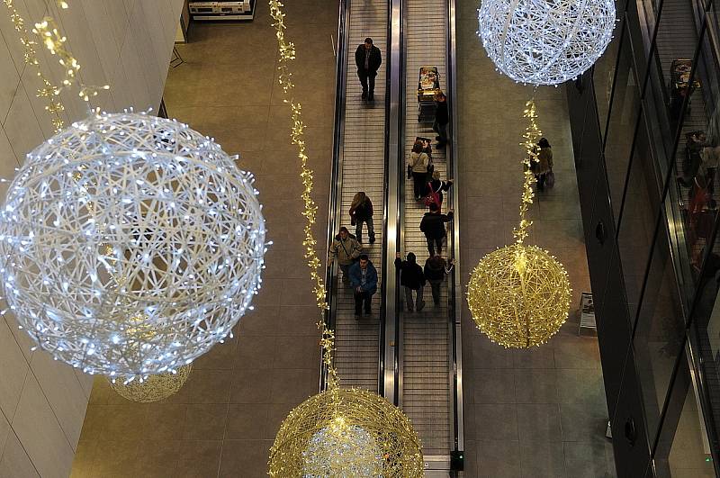 Obchodní centrum Nová Karolina už září vánoční výzdobou.