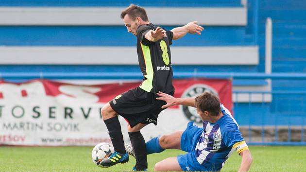 Záložník Vítkovic Michal Kovář (vpravo dole).