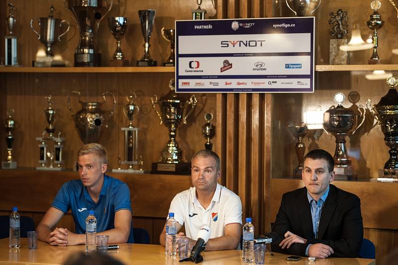 Tiskové konference před startem sezony se účastnili člen představenstva Matouš Hába, trenér A-týmu Radomír Korytář a kapitán Michal Frydrych.