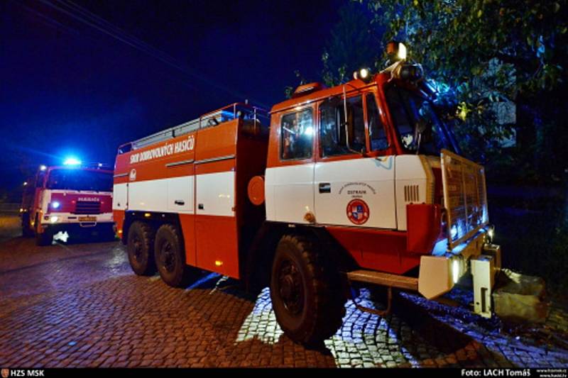 Požár střechy domu v Proskovicích. 