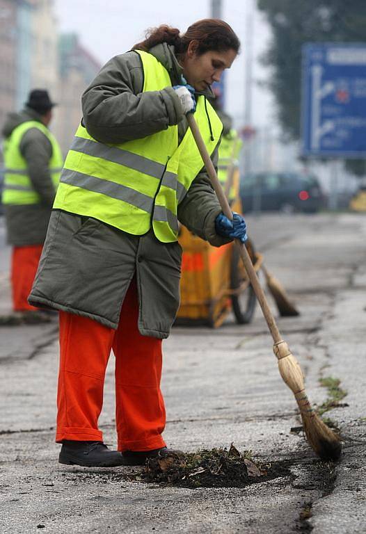 Dlouhodobě nezaměstnaní lidé, kteří vykonávají veřejně prospěšné práce, uklízejí v centru Ostravy spadané listí, zametají chodníky a sbírají odpadky.