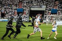 Utkání mezi Ostravou a Opavou bylo v 17. minutě přerušeno poté, co fanoušci vtrhli na hrací plochu.