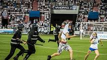 Utkání mezi Ostravou a Opavou bylo v 17. minutě přerušeno poté, co fanoušci vtrhli na hrací plochu.