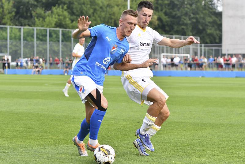 Fotbalisté Baníku Ostrava (v modrém) v přípravném utkání proti Zlínu.