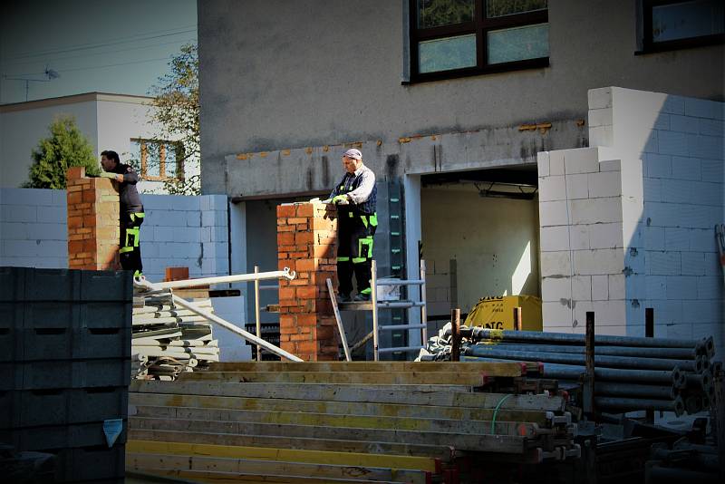 Práce na přístavbě kulturního sálu a hasičské zbrojnice v budově úřadu.