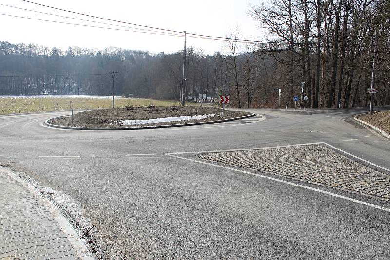 Nový kruhový objezd a autobusové zastávky s přestupem na tramvaj na začátku krásnopolského "apendixu"