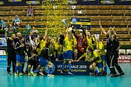 Florbalistky Ostravy (ve žlutém) porazily v olomouckém finále Chodov 8:6 a získaly pohár.