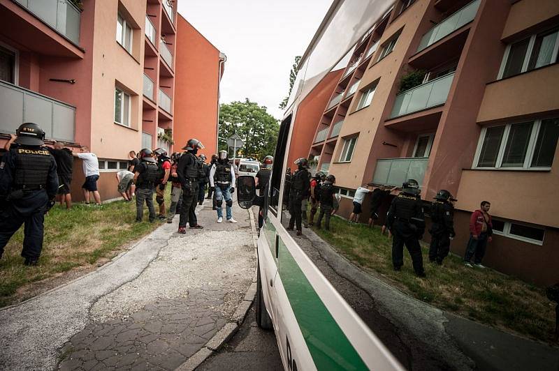 Šedesát lidí bylo zajištěno po sobotní demonstraci proti imigrantům, která se konala na Masarykově náměstí. Protestující se po ukončení akce vydali do Ostravy-Přívozu.