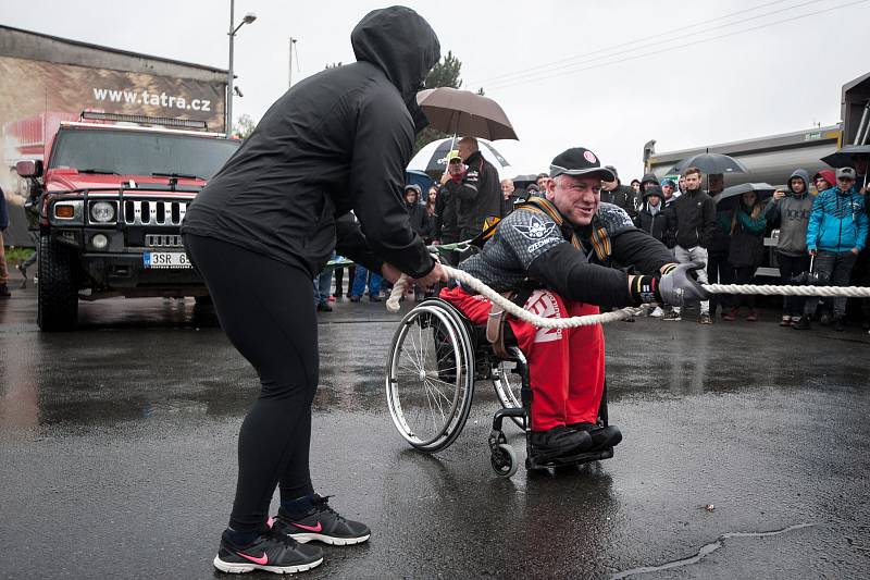 Den rekordů, na kterém handicapovaný kulturista Daniel Minster utáhl na invalidním vozíku nákladní automobil Tatra (do vzdálenosti 252cm).