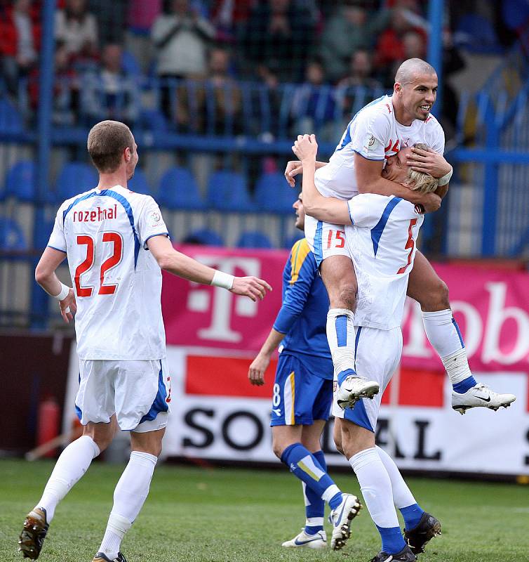 Milan Baroš slaví gól do sítě Kypru.