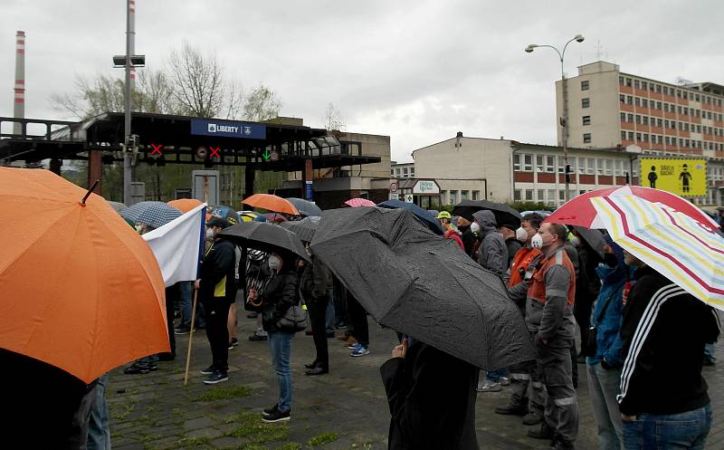 Protestní mítink před hlavní branou podniku LIBERTY Ostrava v městské části Kunčice ve středu 5. května 2021.