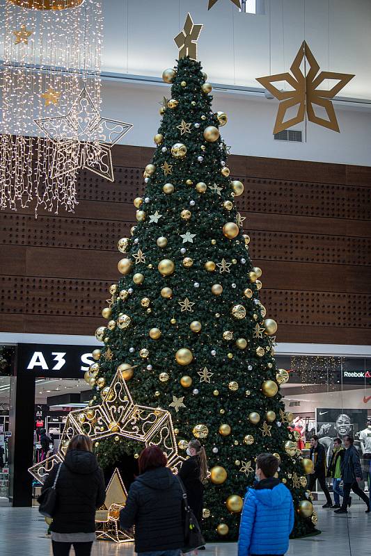 Zlatá neděle v nákupním centrum Avion Shopping Park Ostrava, 19. prosince 2021 v Ostravě.