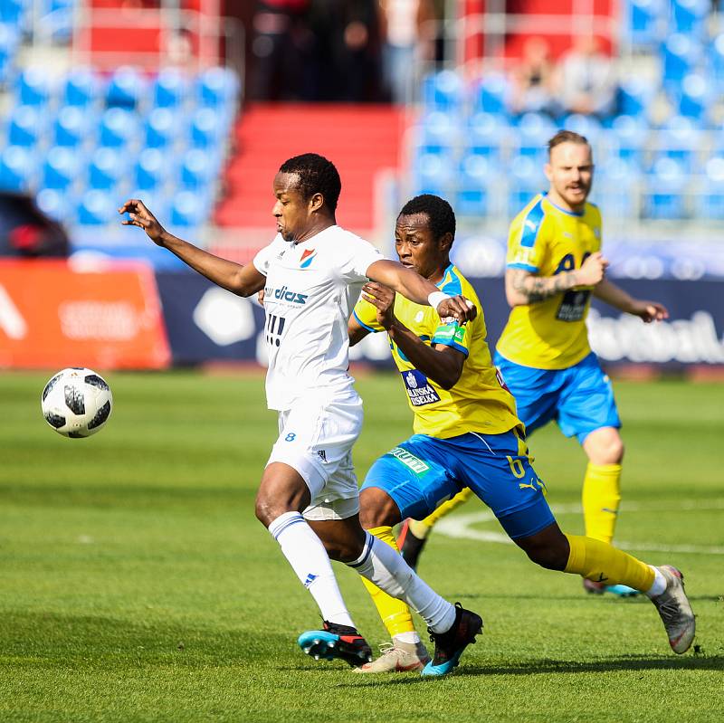 Utkání 27. kola první fotbalové ligy: FC Baník Ostrava - FK Teplice, 7. dubna 2019 v Ostravě. Na snímku (zleva) Dame Diop, Soune Soungole.