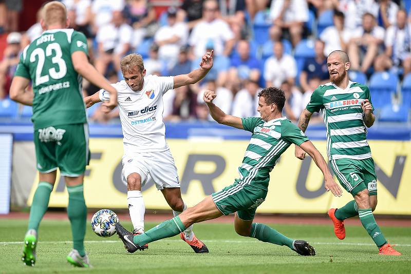 Utkání 5. kola první fotbalové ligy: FC Baník Ostrava - Bohemians 1905 , 10. srpna 2019 v Ostravě. Na snímku (zleva) Lukáš Hůlka, Nemanja Kuzmanovič, Lukáš Hůlka a David Bartek.