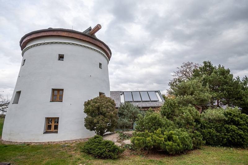 Stavba čtvrtstoletí, 12. listopadu 2019 ve Zbaslavicích. Mlýn Vrchpolí, Zbyslavice.