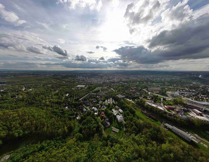 Výhledy z Haldy Ema nabízejí pohled na město Ostrava, Beskydy, Nízký Jeseník a ještě dál.