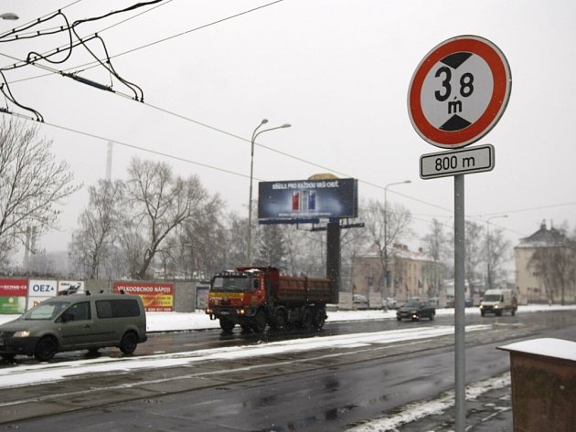 Podjezd v Hlučínské ulici v Ostravě-Přívoze střeží elektronický zabezpečovací systém. Pokud je vozidlo vyšší než 3,8 metru, řidič je na to včas upozorněn. Ale už předtím varuje řidiče o limitní výšce nová dopravní značka (vpravo). 