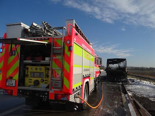 Zásah hasičů u požáru autobusu na D1 za Bohumínem.