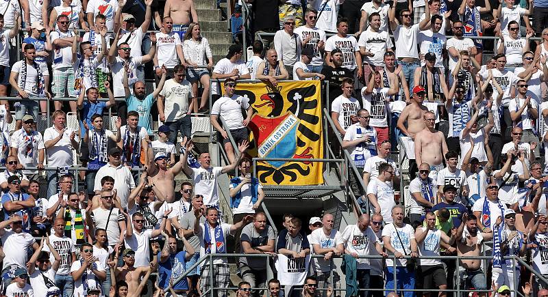 Derby Sigma vs. Baník táhne. Snímky z předchozího derby na Andrově stadionu a odjezd (příjezd) fanoušků Baníku do Olomouce.