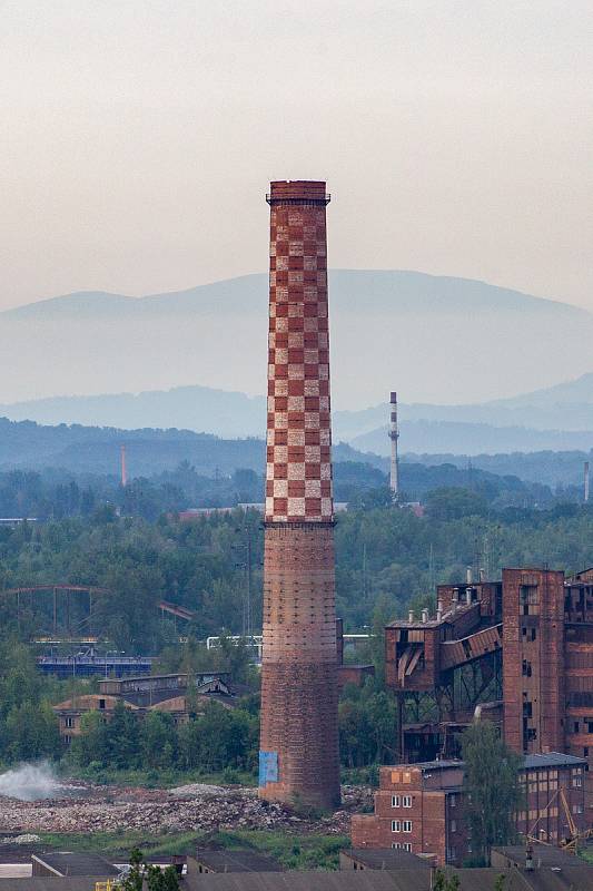 Odstřel vítkovického komínu Strakáč, 3. srpna 2019 v Ostravě.