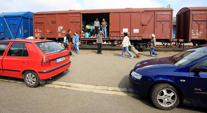 Oblečení, ložní prádlo, deky, obuv a další věci v pondělí po celý den nosili Ostravané na ostravské nákladní nádraží. Charita Ostrava tu ve spolupráci s Diakonií Broumov opět přichystala humanitární sbírku šatstva nazvanou Nepotřebné věci potřebným lidem.